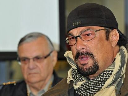 El actor Steven Seagal junto al &#039;sheriff&#039;, Joe Arpaio.  