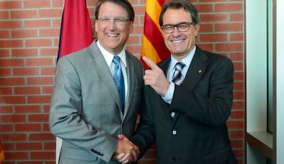 Pat McCrory y Artur Mas, ayer en Clayton (Carolina del Norte, EE UU).