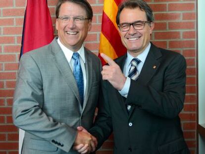 Pat McCrory y Artur Mas, ayer en Clayton (Carolina del Norte, EE UU).