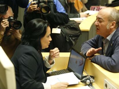Rafaela Romero, desde su escaño, habla con Martin Garitano en las Juntas de Gipuzkoa.