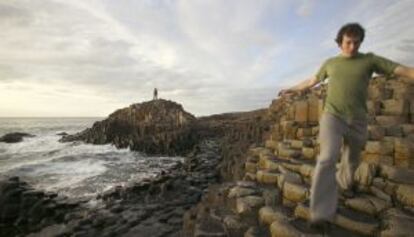 Turistas sobre las columnas basálticas de la Calzada de los Gigantes, en la costa de Antrim, en Irlanda del Norte.