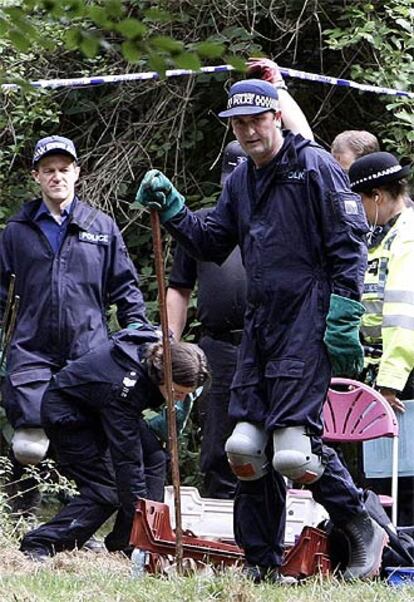 Policías británicos buscan pistas de la trama terrorista en High Wycombe.