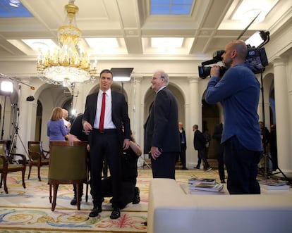 Momento en que colocan el micrófono a Pedro Sánchez.