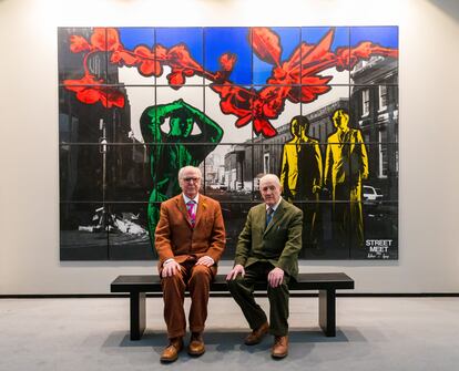 Los artistas británicos Gilbert & George, partidarios del Brexit, delante de su cuadro 'Street Meet' en Frieze Masters, la feria dedicada al arte anterior al año 2000 que se celebra en el Regent's Park de Londres a la vez que Frieze London.