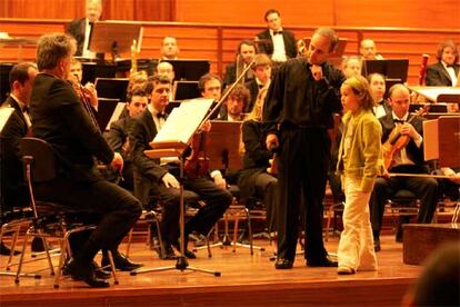 El presentador José Ignacio Ansorena da explicaciones musicales a una niña durante el primer <i>Concierto en familia.</i>