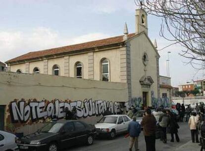 Imagen del <i>graffiti</i> pintado ayer en la fachada de la parroquia con la frase "No te quedes junto a la puerta".