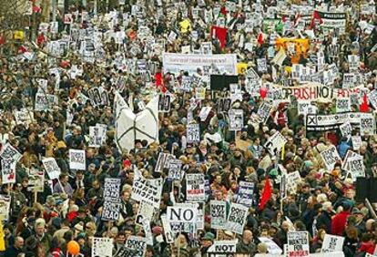 Miles de manifestantes en Londres protestan por la guerra en Irak.