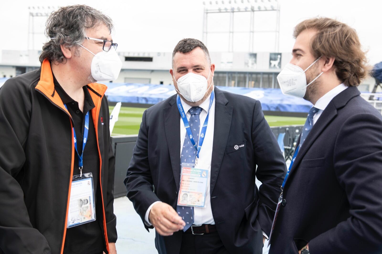 Bartolomé Pérez (derecha), director de partido de LaLiga, junto a su compañero Xavier Monclús (centro) y Chema Sánchez, productor de Mediapro, antes de ElClásico de abril de 2021, supervisado por Pérez.