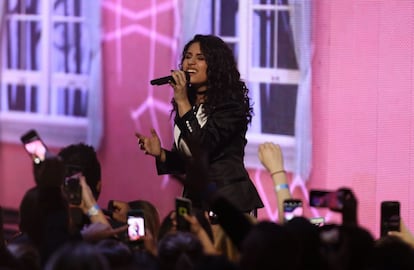 Alessia Cara actuando en los premio Juno en Calgary.