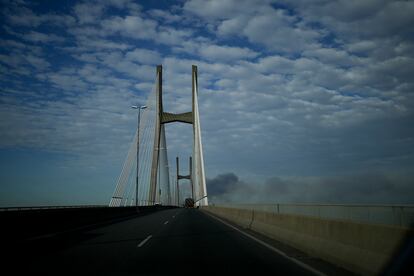 El humo de los incendios, visto desde el puente que conecta Rosario con Victoria, la ciudad más cercana al delta del Paraná.