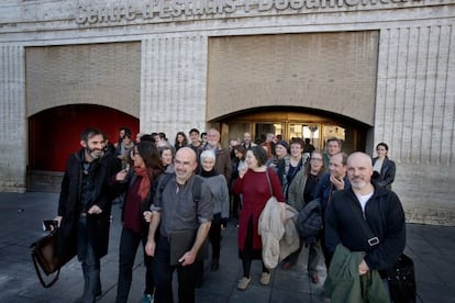 Membres de la nova associació d'artistes de Catalunya a la sortida de la presentació.