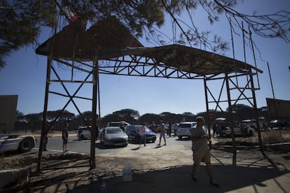 Acceso quemado al camping Doñana en Mazagón.
