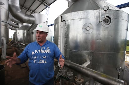 Bernado López es uno de los pocos trabajadores extranjeros que tiene la fábrica. Este cubano es el gerente de planta. Según sus estimaciones la factoría producirá 18.000 toneladas de azúcar en 2014, una cantidad muy por encima de las 234 toneladas que produjo la cooperativa en 2005 cuando alquiló una fábrica antigua.