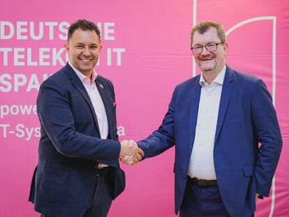 El director general de T-Systems Iberia, Osmar Polo; y el CIO de Deutsche Telekom y consejero delegado de Telekom IT, Peter Leukert, este miércoles en Valencia.