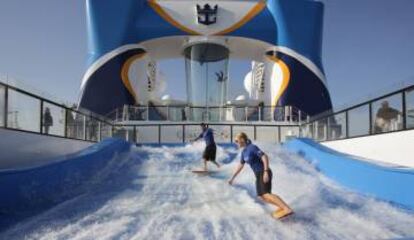 Surf en el 'FlowRider' del crucero 'Quantum of the Seas'.