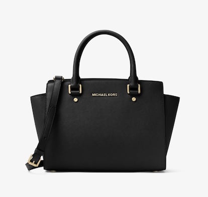 Selma Llevamenos de cinco años en las tiendas y este diseño de Michael Kors ya se ha adueñado de las calles. Elegante y de aire contemporáneo, sepuedellevartantoenelcodo, graciasasusasasoversize,comoalhombro, pues cuenta con una correa extralarga. Un bolso básico para acompañar el ritmo del día a día a un precio bastante asequible. Precio: 375 euros