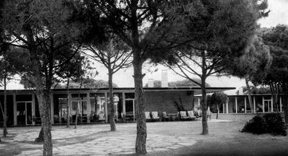 edificio de Coderch para el club de gol de El Prat