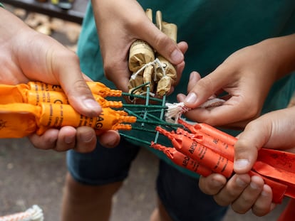 Venta de petardos previa a la verbena de Sant Joan en Barcelona. Foto: Carles Ribas