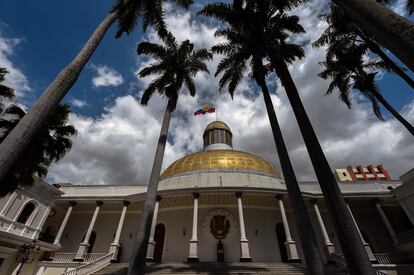 Vista del edificio de la Asamblea Nacional de Venezuela, sede que aloja un poder legislativo dividido en dos cuerpos que funcionan paralelamente desde julio de 2017: la Asamblea Nacional, electa en diciembre de 2015 y de mayoría opositora; y la Asamblea Nacional Constituyente, convocada por Maduro en 2017 para conformar un Parlamento exclusivamente oficialista. Las sesiones de ese día giraron en torno a dos puntos enfrentados. En el hemiciclo opositor se debatía en torno a la posible transición política tras la toma de posesión de Maduro, mientras desde la tribuna chavista se criticaba la declaración de rechazo del Grupo de Lima (grupo que integra a una docena de países americanos) a un segundo mandato de Maduro.