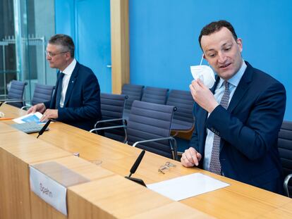 El ministro de Sanidad alemán, Jens Spahn (en primer término), y el presidente del Instituto Robert Koch, antes de una rueda de prensa en Berlín, el 1 de junio.