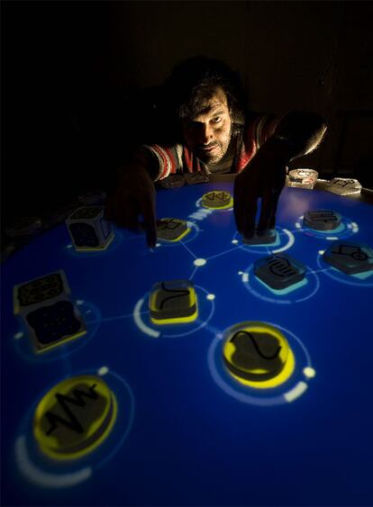 Sergi Jord posa con una <i>reactable.</i>