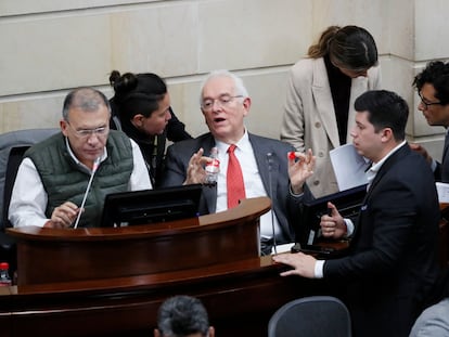 El presidente del Senado colombiano, Roy Barreras, y el ministro de Hacienda, José Antonio Ocampo, durante el debate sobre la reforma tributaria.