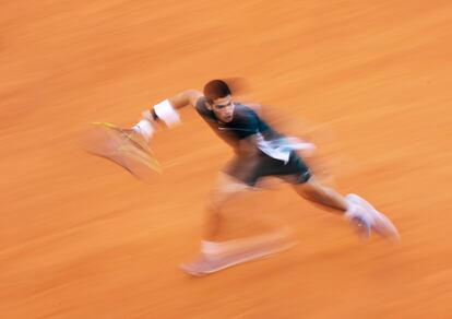 Carlos Alcaraz eleva su segundo Masters 1000 en la final más rápida en la historia del torneo (6-3 y 6-1) y logra su quinto título, el cuarto sobre tierra de su carrera. En la imagen, el tenista murciano devolvía una bola a Zverev, este domingo, durante el partido del Mutua Madrid Open.