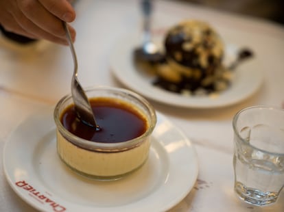 Postre tradicional de creme caramel en el Bouillon Chartier de París.