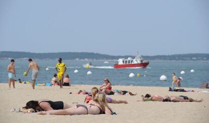 Personas tomando el sol en la playa de Arcachon (Francia) el 15 de abril.