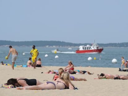 Personas tomando el sol en la playa de Arcachon (Francia) el 15 de abril.