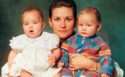 Kim Cotton con los dos gemelos que gestó en 1991, tras convertirse seis años antes en la primera madre subrogada del Reino Unido.
