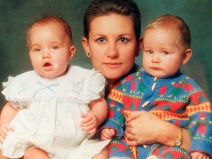 Kim Cotton con los dos gemelos que gestó en 1991, tras convertirse seis años antes en la primera madre subrogada del Reino Unido.