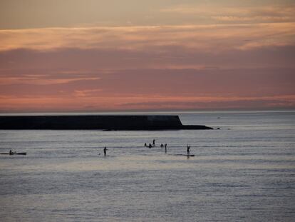 San Juan de Luz también podría rebautizarse como la ciudad de los surfistas profesionales. Sus playas son perfectas para practicar todo tipo de deportes acuáticos, como el paddle surf.