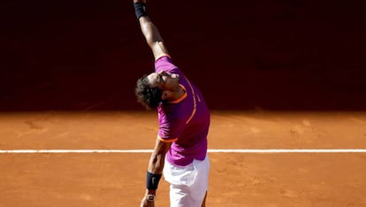 Rafa Nadal ante Novak Djokovic en el Mutua Madrid Open, en 2017.