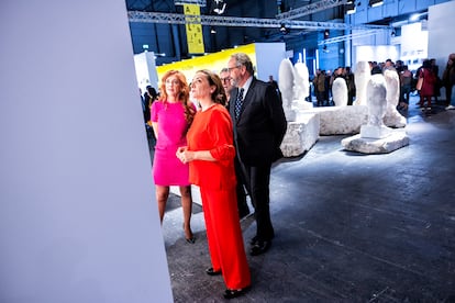 Pilar Gil, vicepresidenta de Prisa, Jaume Plensa, artista protagonista del stand de EL PAÍS en Arco, Juan Cantón, director general de prensa de Prisa Media, y Pepa Bueno, directora de EL PAÍS, visitan la instalación del diario en Arco. 