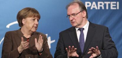 La canciller alemana, Angela Mekel (i), y el primer ministro de Sajonia Anhalt, Reiner Haseloof (d), durante un acto electoral del partido de la Unión Cristianodemócrata (CDU) en Halle, Alemania.