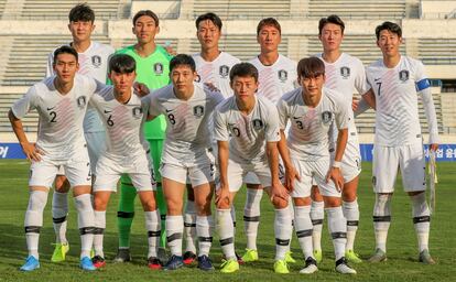 El equipo de Corea del Sur posa antes de un partido.