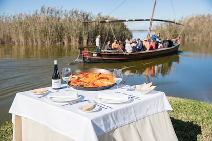 Se dice que fue en El Palmar, un pequeño núcleo pesquero y agrícola a 20 kilómetros al sur de València, donde se cocinó la primera paella. 