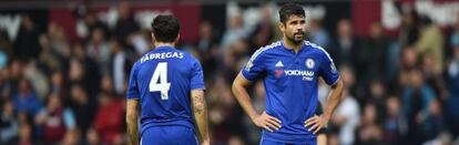 Diego Costa, junto a Fábregas en un partido del Chelsea.