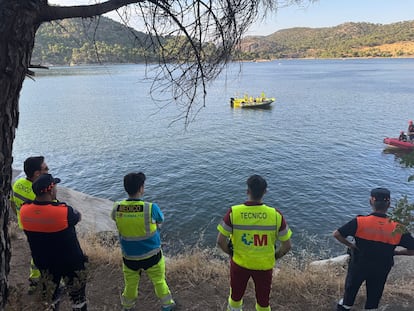 Un dispositivo de Emergencias 112 de la Comunidad de Madrid rastrea el pantano de San Juan en busca de un hombre de 30 años desaparecido, el 12 de julio de 2025.