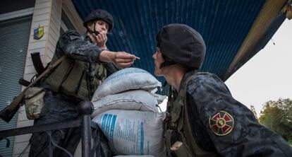 Soldados ucranianos em um posto de controle de Slaviansk.