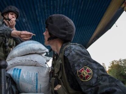 Soldados ucranianos em um posto de controle de Slaviansk.