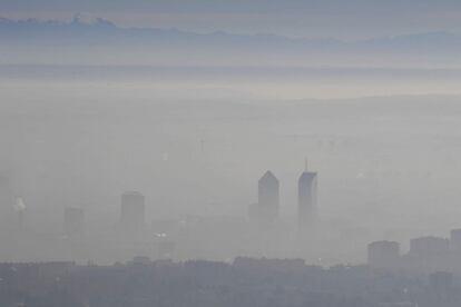 Vista parcial de la ciudad de Lyon, que muestra la contaminación en existente en el valle del Ródano por falta de lluvias.