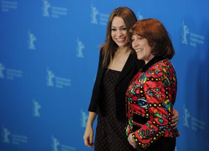 Las actrices Natalia Verbeke y, a la derecha, Carmen Maura, compa&ntilde;eras de reparto en &#039;Las chicas de la sexta planta&#039;, en el Festival de Berl&iacute;n en 2011.