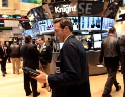 En la imagen, un corredor de Wall Street trabaja en el piso de la Bolsa de Nueva York (EEUU). EFE/Archivo
