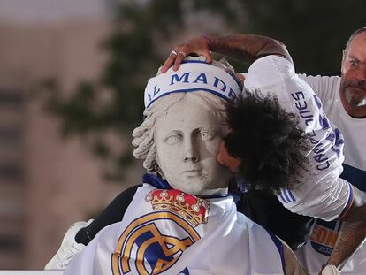 30/04/22. (DVD 1104). Celebracion del titulo de Liga del Real Madrid en la plaza de Cibeles.  Jaime Villanueva.