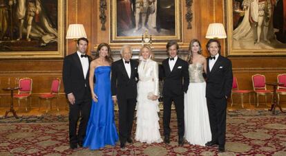 El diseñador Ralph Lauren y su esposa Ricky (en el centro) junto a sus hijos y parejas en un evento en el castillo de Windsor en mayo de 2014: de izquierda a derecha, Paul Arrouet y Dylan Lauren, Andrew Lauren y Lauren Bush con David Lauren.