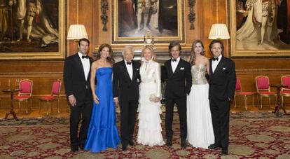 
 El diseñador Ralph Lauren y su esposa Ricky (en el centro) junto a sus hijos y parejas en un evento en el castillo de Windsor en mayo de 2014: de izquierda a derecha, Paul Arrouet y Dylan Lauren, Andrew Lauren y Lauren Bush con David Lauren.
 