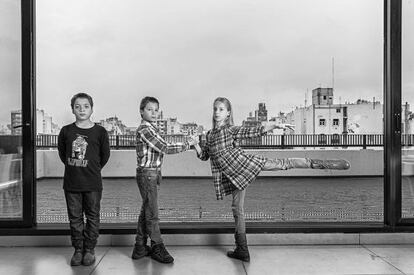 Alejandro, Anibal y Laura Rauber, 10 años. Nacieron prematuros tras un tratamiento de fertilización asistida y en una maternidad tardía. Los dos últimos son bailarines en la escuela del teatro Colón de Buenos Aires. El primero, actor.