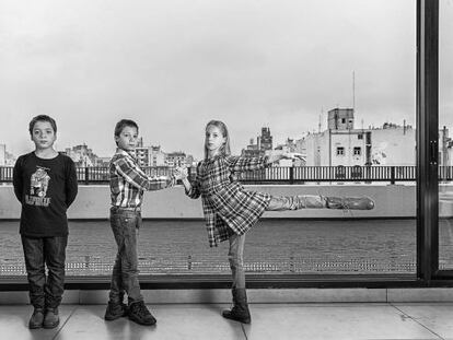 Alejandro, Anibal y Laura Rauber, 10 años. Nacieron prematuros tras un tratamiento de fertilización asistida y en una maternidad tardía. Los dos últimos son bailarines en la escuela del teatro Colón de Buenos Aires. El primero, actor.